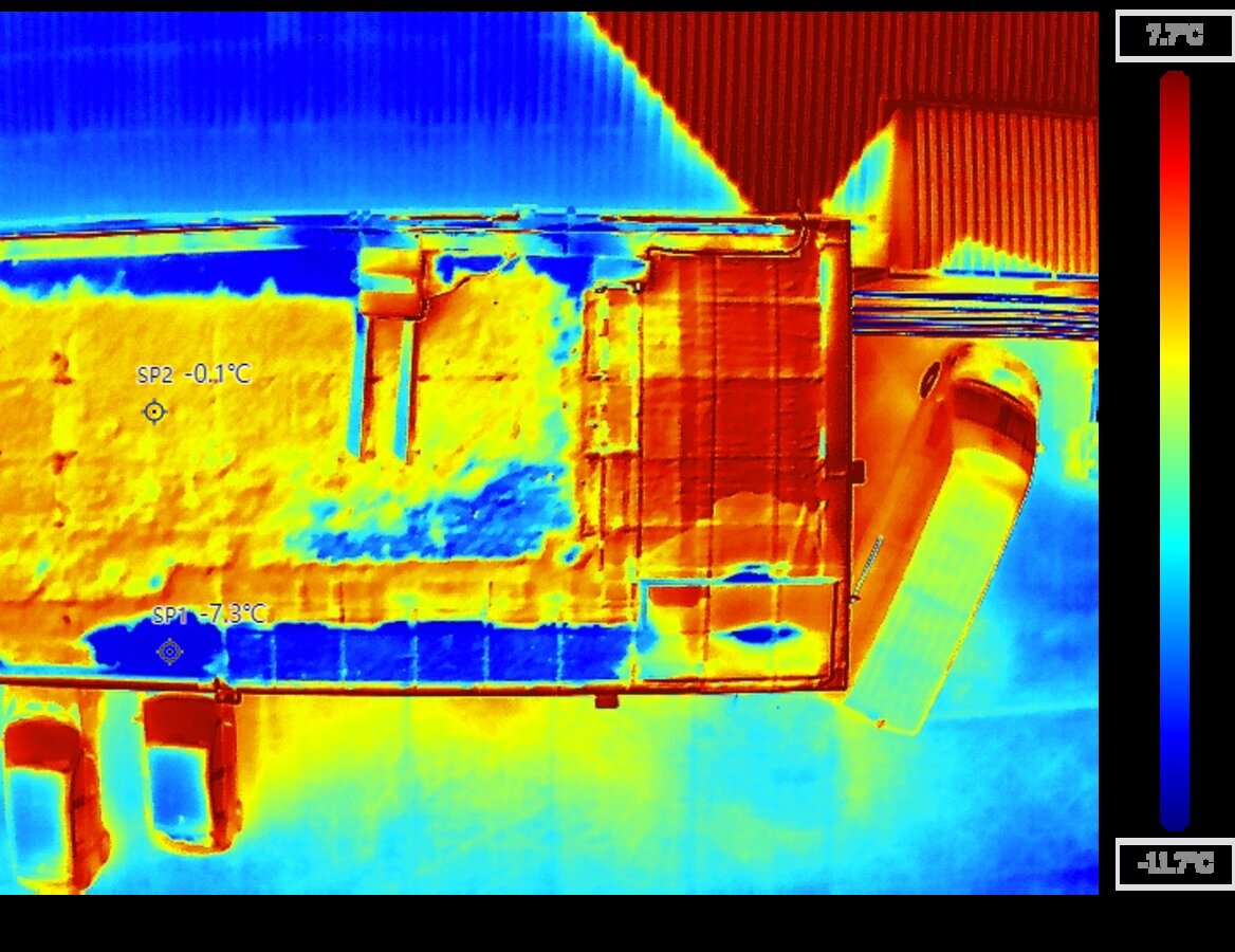 Radiometric thermal frame of the surveyed flat roof, with the anomaly zone bracketed